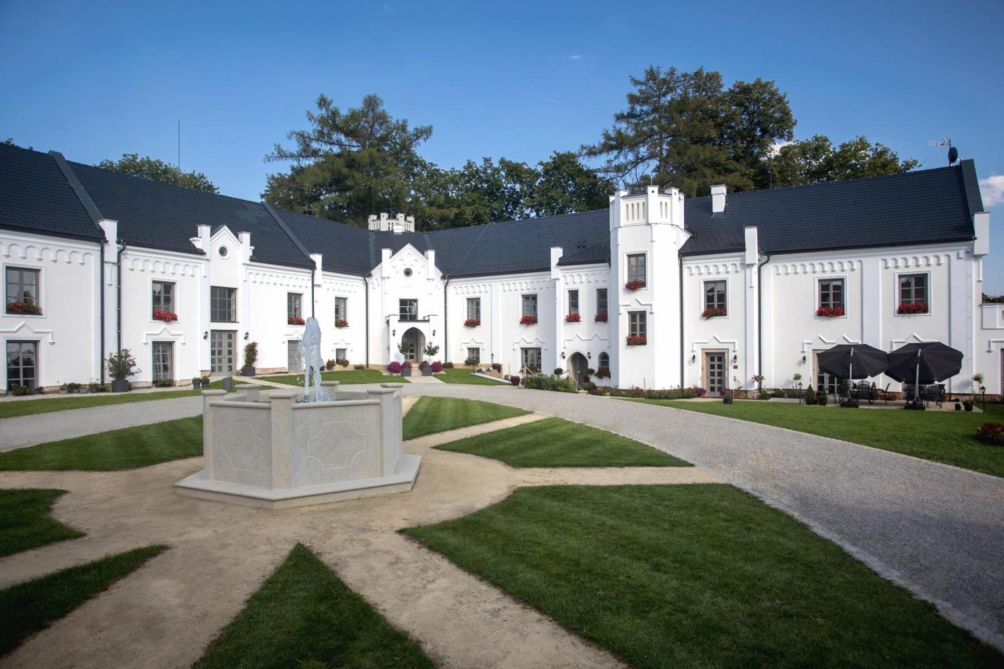 Zamek Kvasetice Hotel Havlickuv Brod Exterior photo